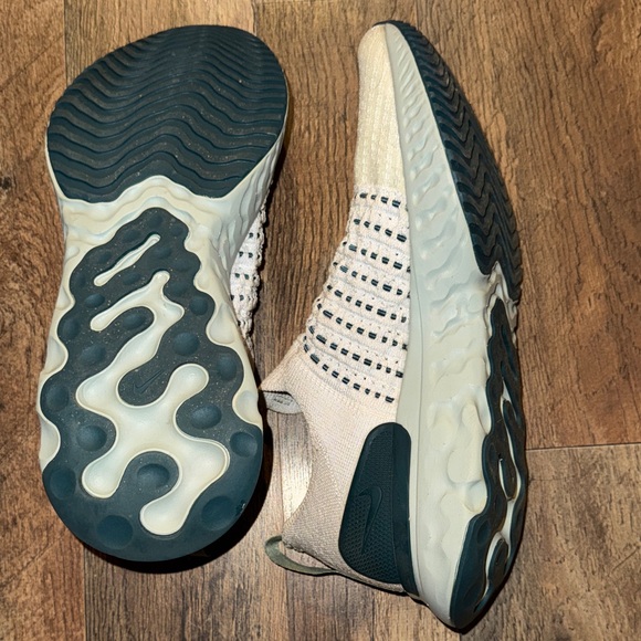 Nike React Phantom Run Women’s Cream and Teal Sneakers - Picture 7 of 7